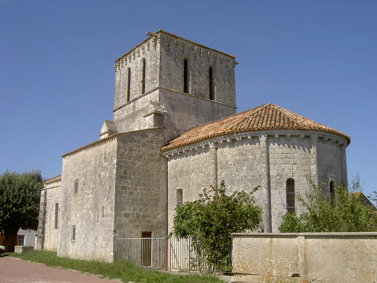 F-17500 église Lussant