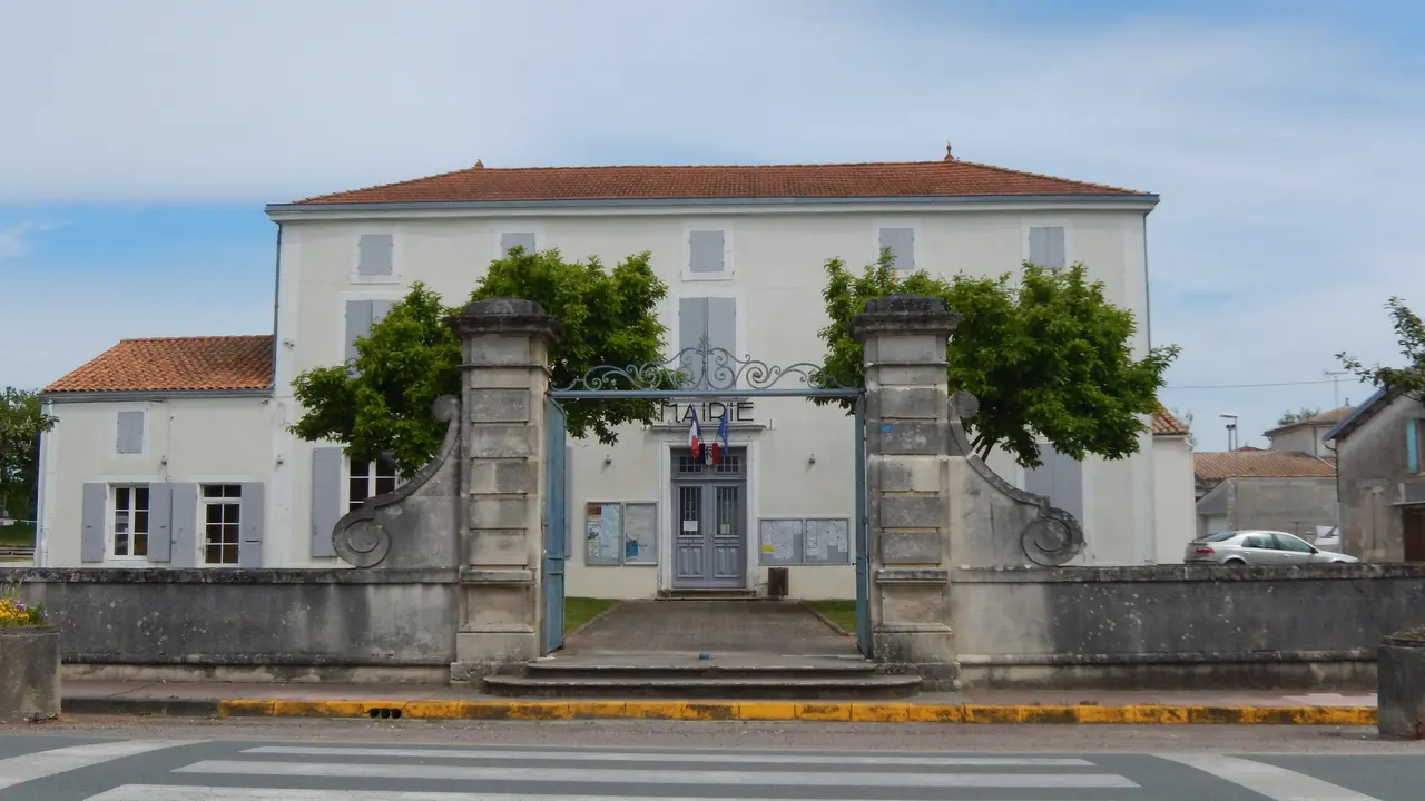 FR 17 Lussant - Mairie