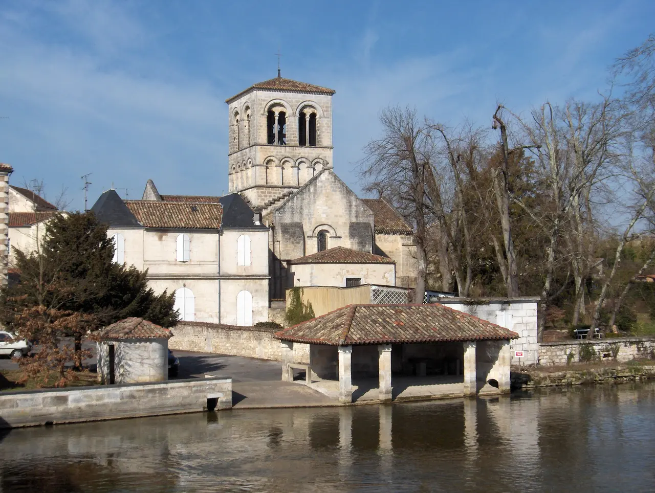 Magnac-sur-Touvre - Eglise et lavoir