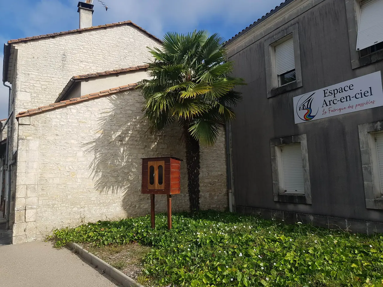 Mansle-les-Fontaines - espace Arc-en-ciel - boîte à livres