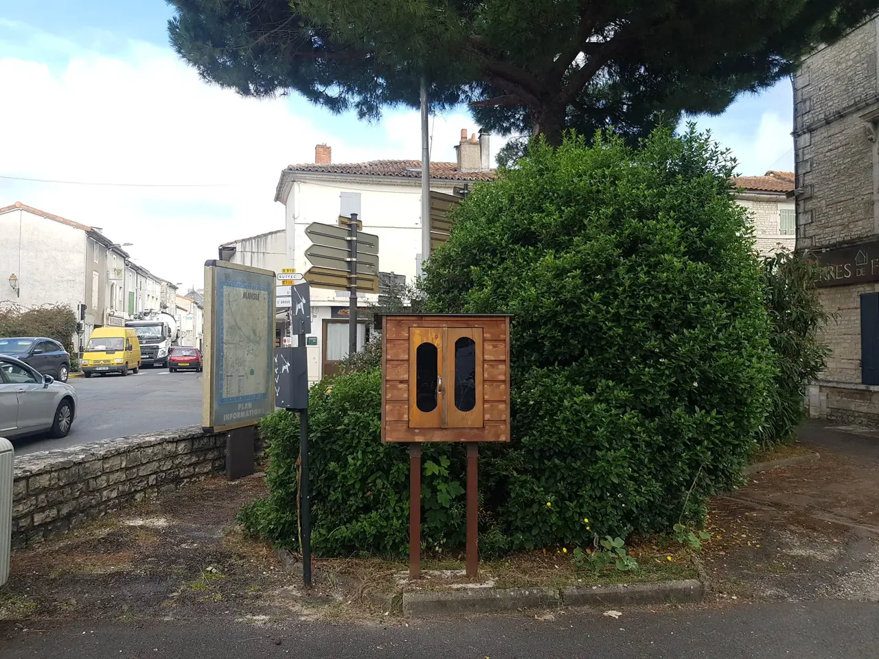 Mansle-les-Fontaines - Place de l'Europe - boîte à livres