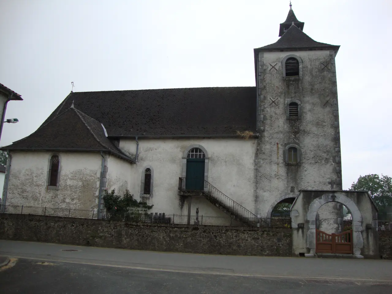 Menditte (Pyr-Atl, Fr) L'église avec escalier extérieur