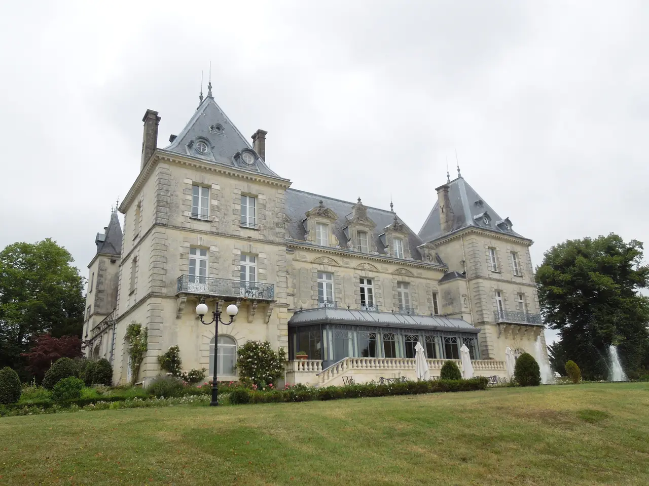 Mirambeau, chateau, northwest view, 2016