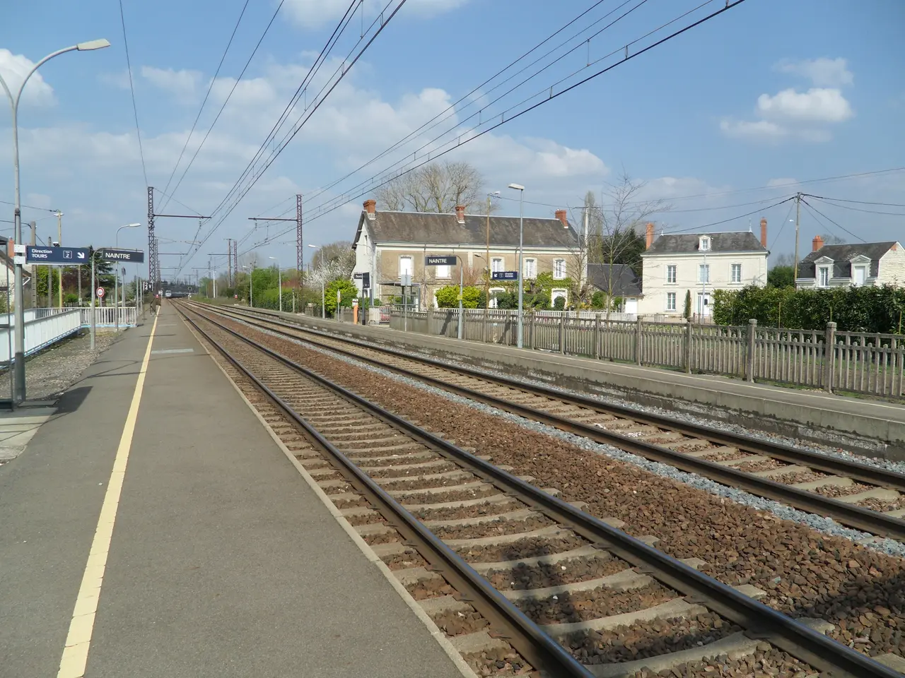 File:Gare de Naintré-les-Barres.jpg