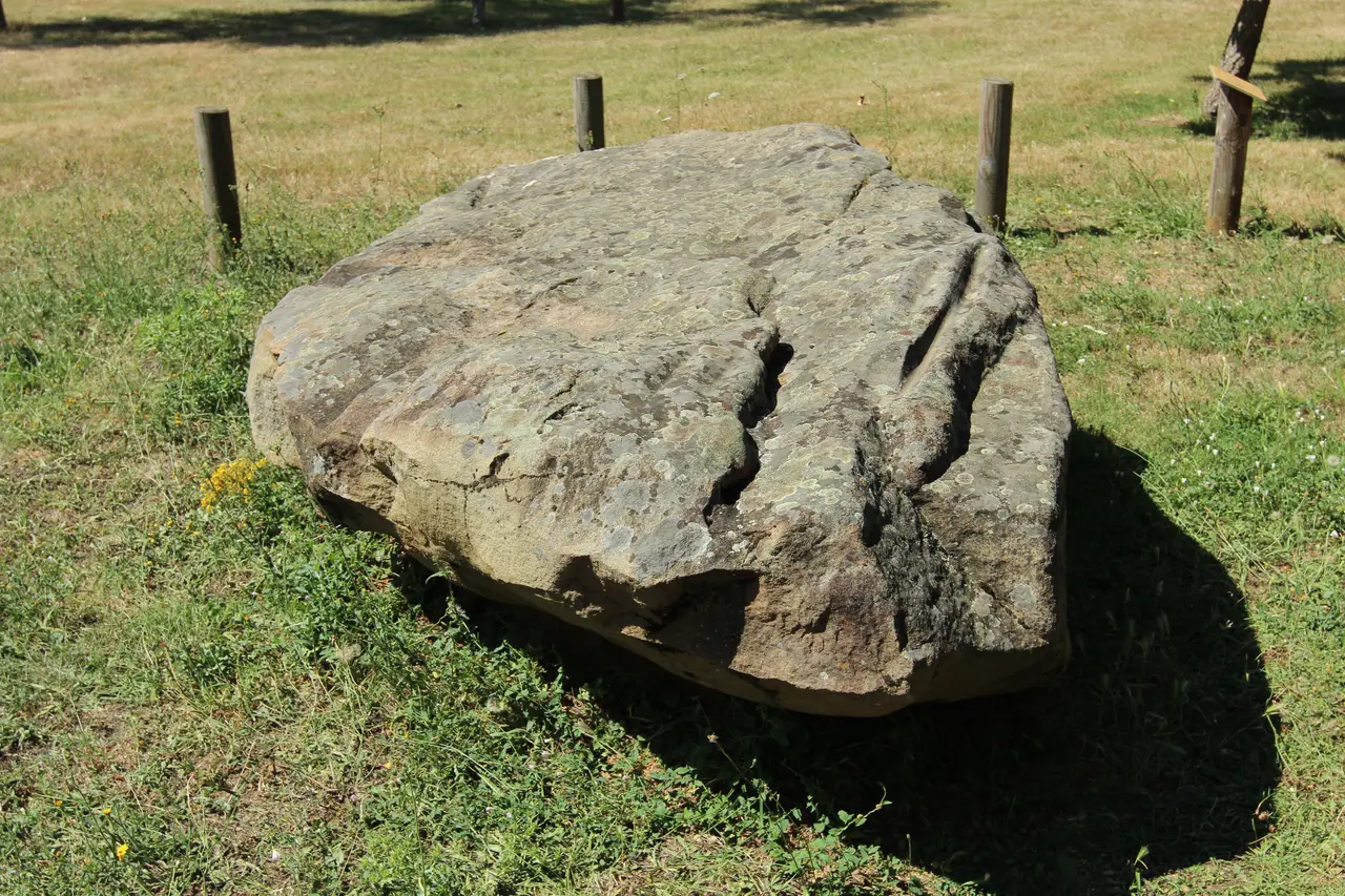 Menhir-polissoir de Souhé à Naintré le 17 juillet 2017 - 4