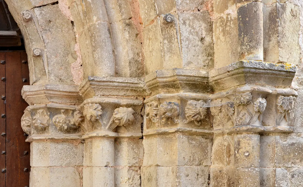 Nanteuil-en-Vallée 16 Église Chapiteaux portail 2014