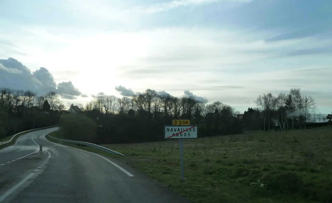 File:Sortie de Navailles-Angos vers RN.JPG