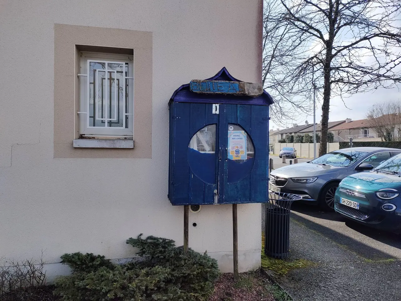 Roches-Prémarie-Andillé - Place de la Poste - boîte à livres