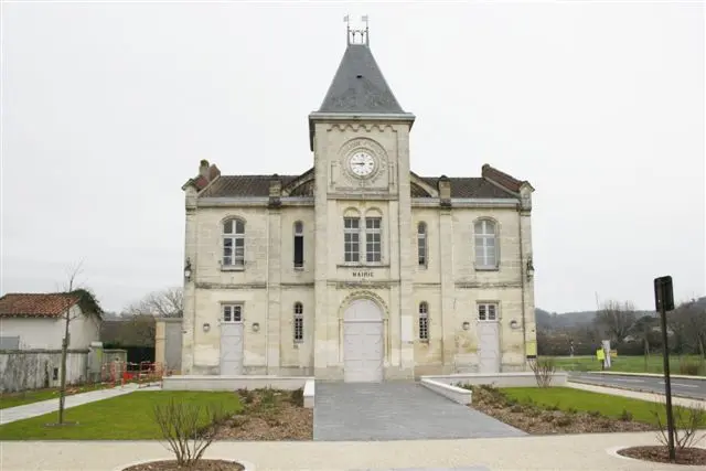 Hôtel de ville de Saint Antoine de Breuilh après restauration en 2014 2014-03-25 18-16