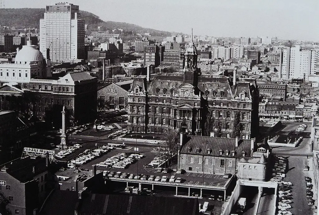 Vieux-Montréal 1962. Rue Notre-Dame, Place Jacques-Cartier, rues Craig, Gosford et Saint-Claude >Nord.