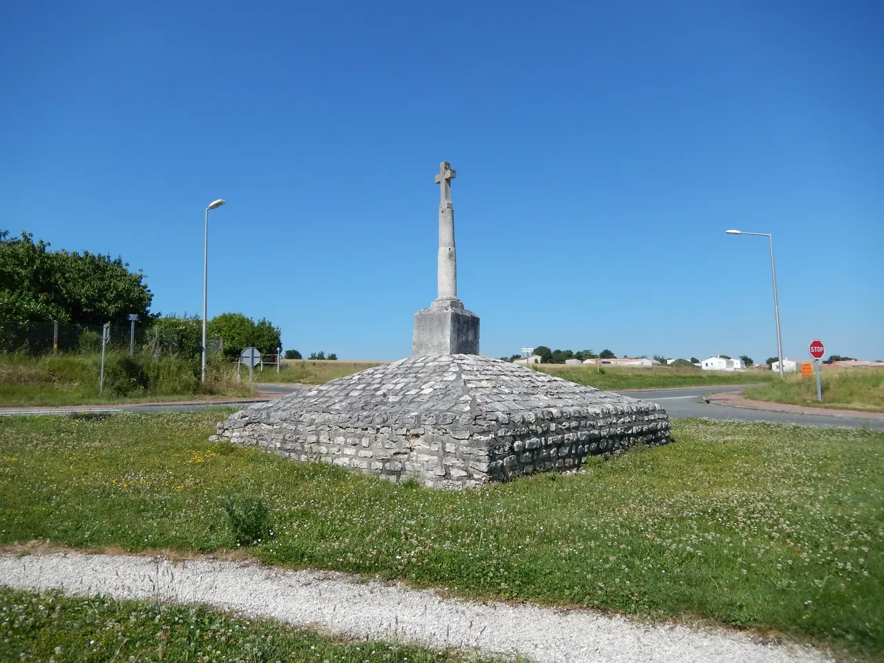 France - 17 - Saint-Georges-des-Coteaux - Un petit calvaire