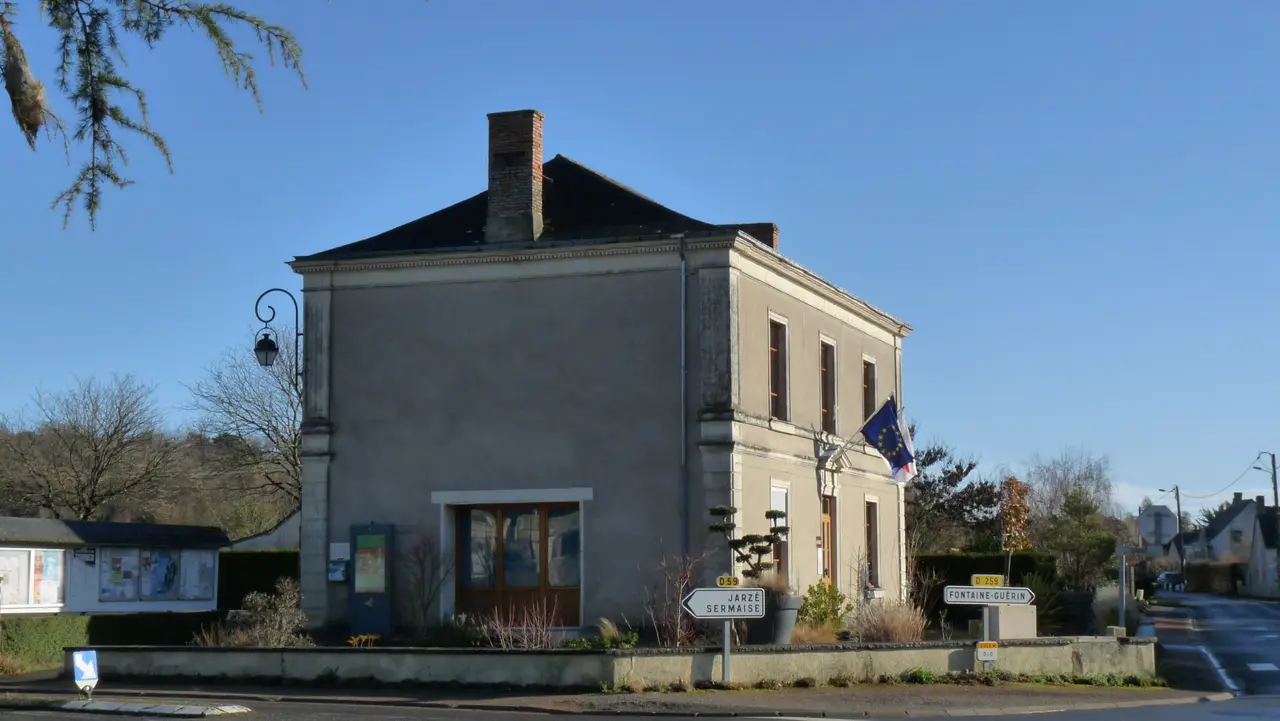 Saint-Georges-du-Bois (49) Mairie - Extérieur - 01