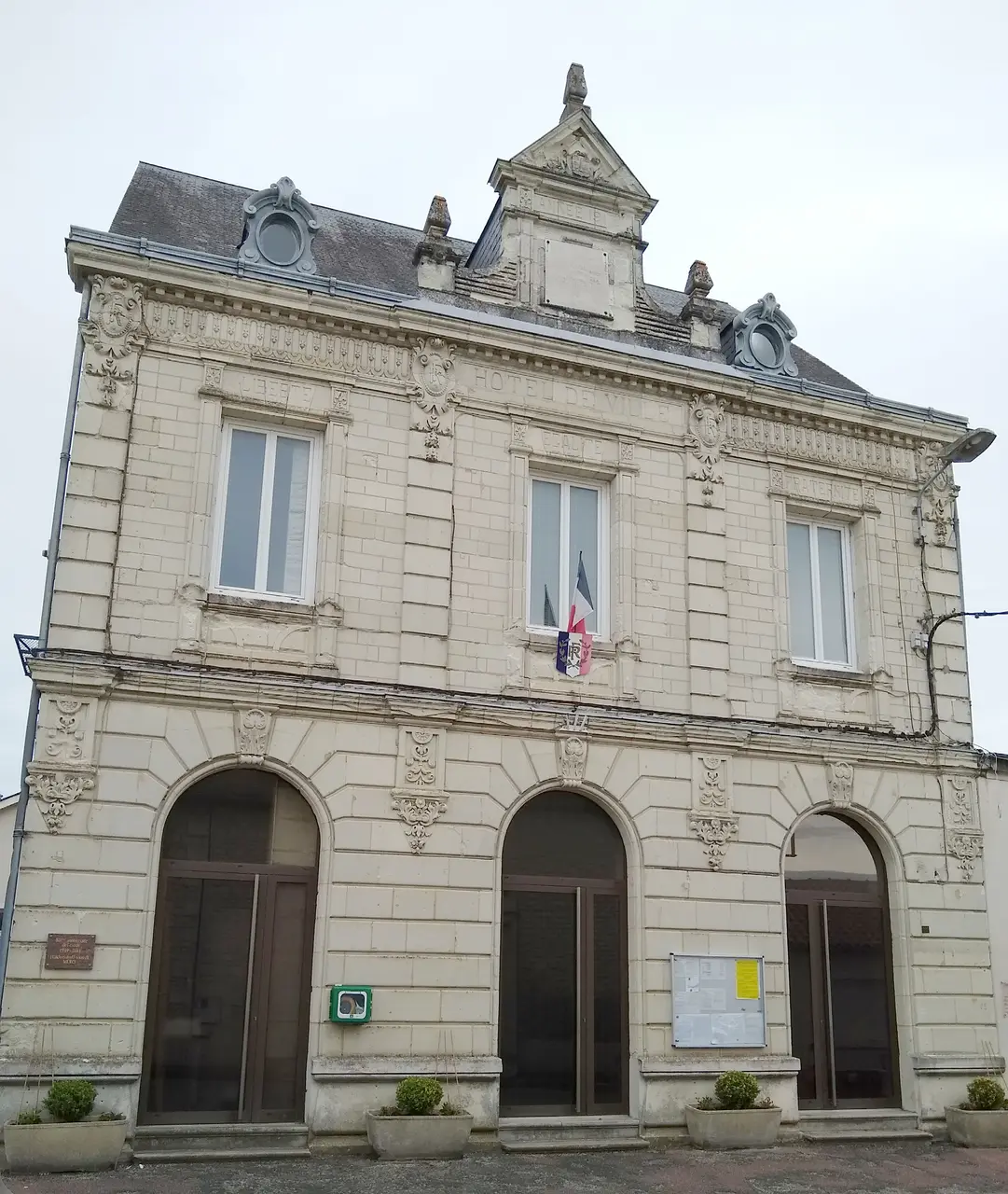 Saint-Gervais-les-Trois-Clochers - La façade de la mairie