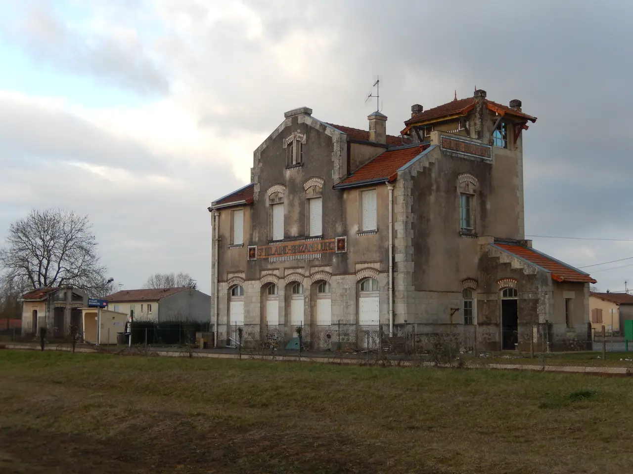 File:FR 17 Saint Hilaire de Villefranche - Gare de Saint Hilaire Brizambourg.JPG
