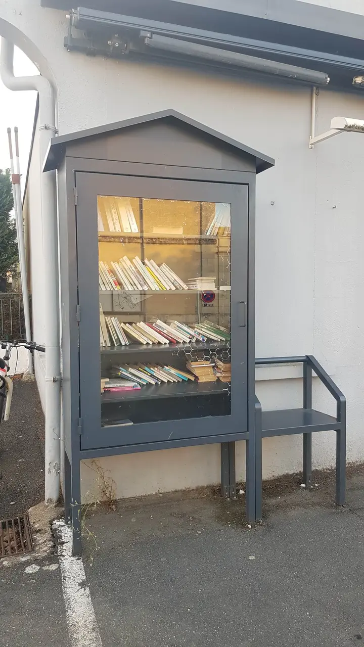 Saint-Jean-de-Sauves - Place de la Mairie - boîte à livres
