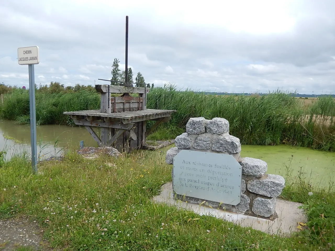 File:FR 17 Saint-Just-Luzac - Stèle du pont de la Bergère.jpg
