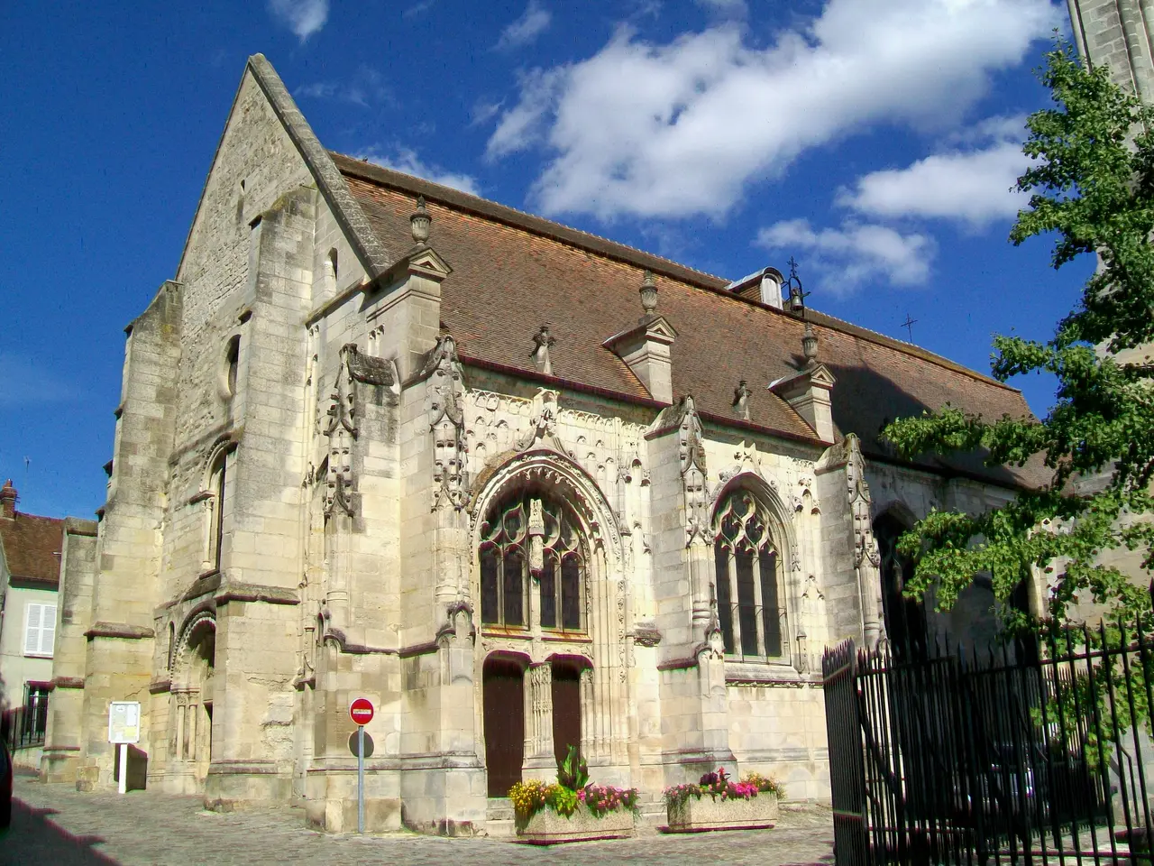 File:Louvres (95), église Saint-Justin, rue Saint-Justin.jpg
