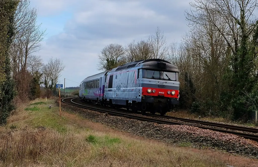 Saint Laurent de la prée, train à Charras. INTERCITE 3842 Toulouse-Nantes, locomotive diesel BB67435