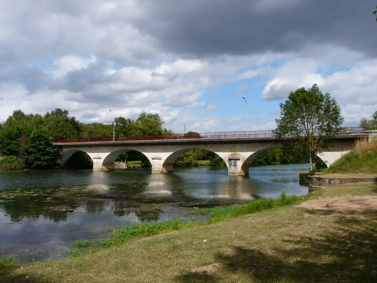 File:Isle Saint-Léon-sur-l'Isle pont.JPG