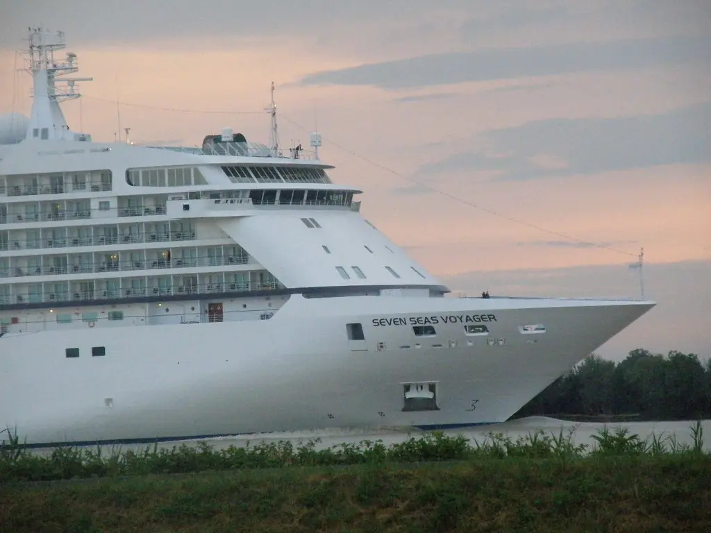 Seven Seas Voyager leaving Bordeaux at Saint-Louis-de-Montferrand (2) - Bordeaux - P6040158