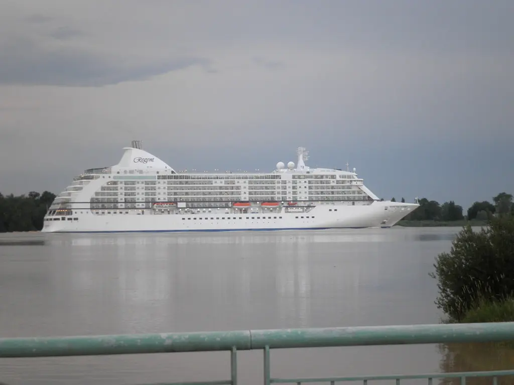 Cruise ship Seven Seas Voyager leaving Bordeaux at Saint-Louis-de-Montferrand - Bordeaux - P6040001