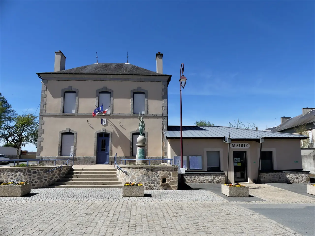 Saint-Maurice-la-Souterraine ancienne et nouvelle mairies