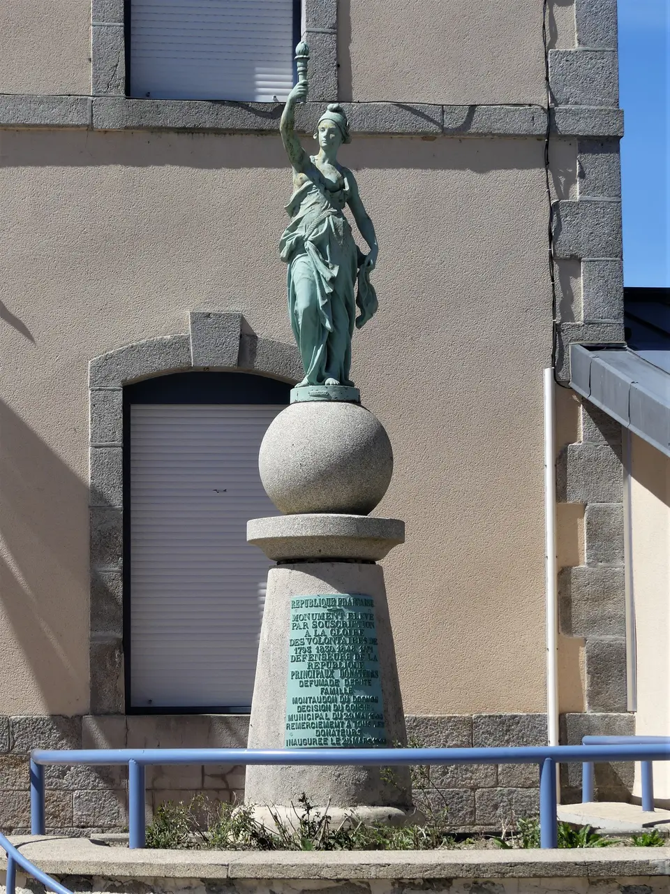 Saint-Maurice-la-Souterraine statue devant ancienne mairie (1)