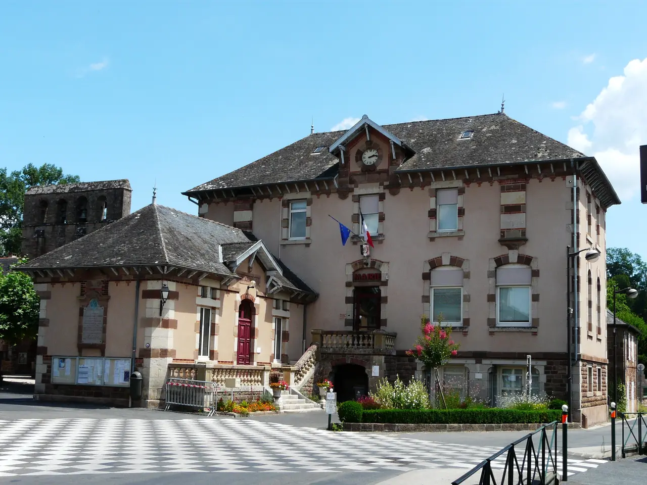 Saint-Pantaléon-de-Larche mairie