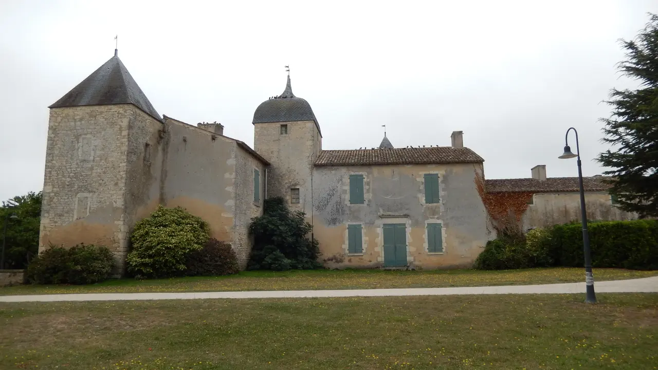 File:FR 17 Saint-Pierre-d'Oléron - Château de Bonnemie 01.jpg