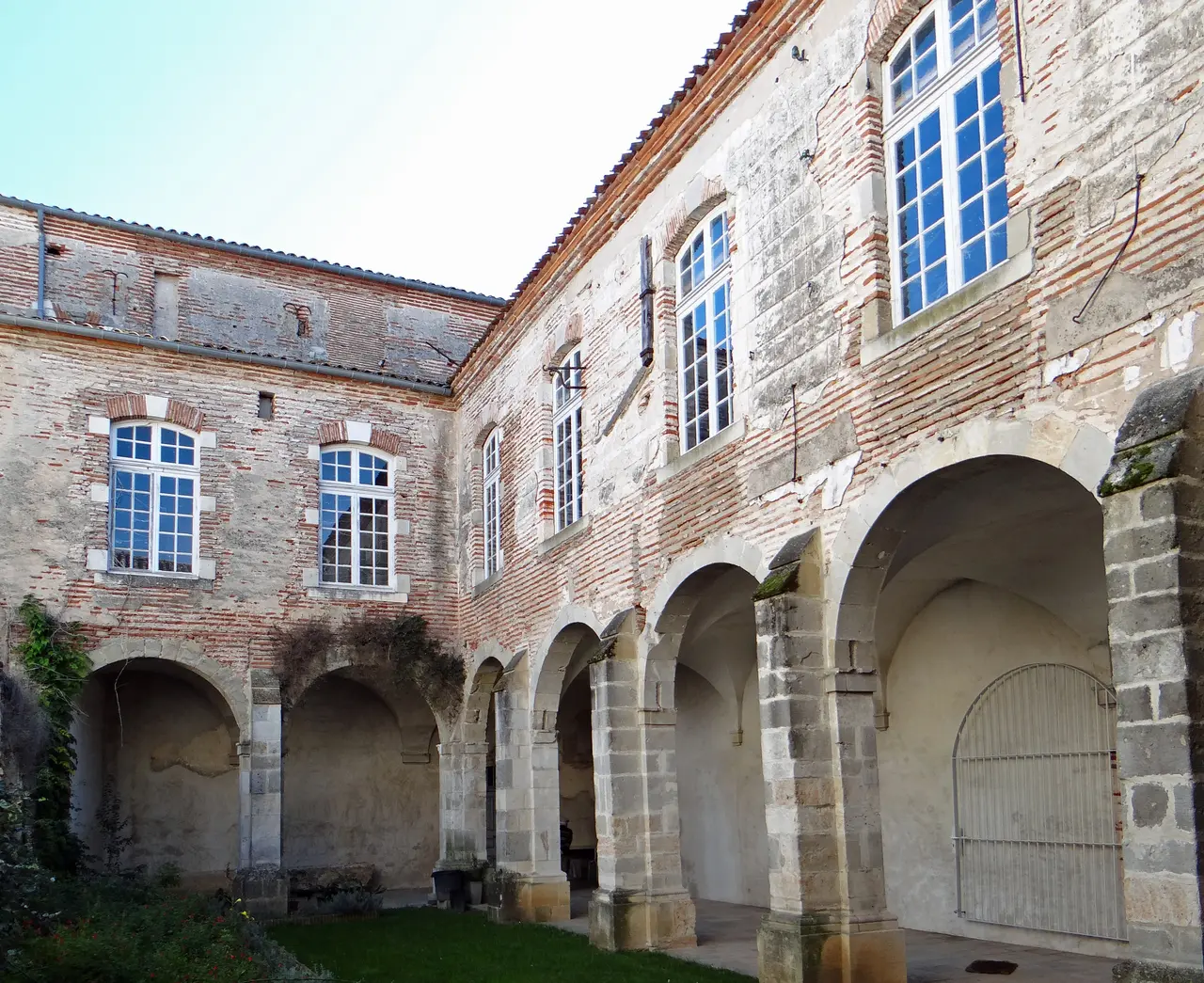 Sainte-Livrade-sur-Lot - Cloître du couvent des Frères de la Mission -1