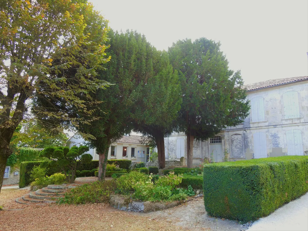 Salles-d'Angles, mairie