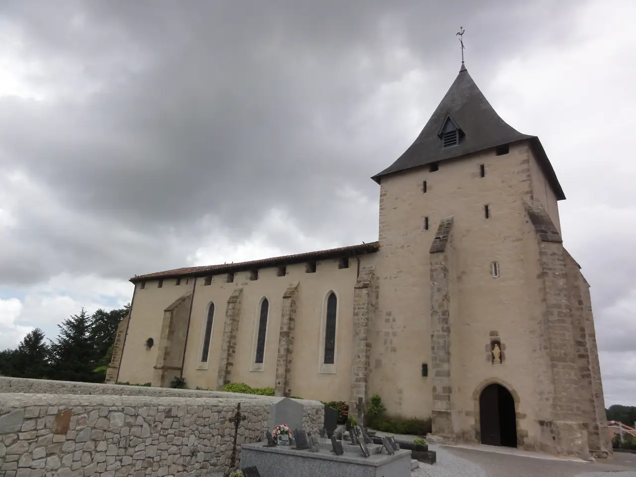 Saubion (Landes) église, vue latérale