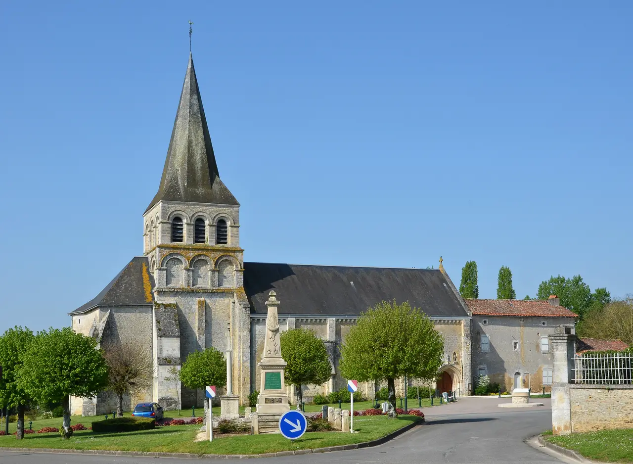 Savigné 86 Église&monument 2013