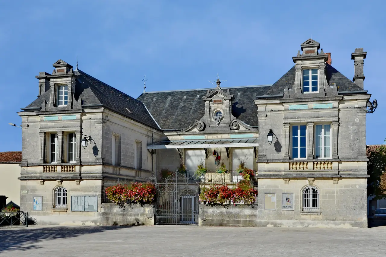 Segonzac 16 Façade Mairie 2013