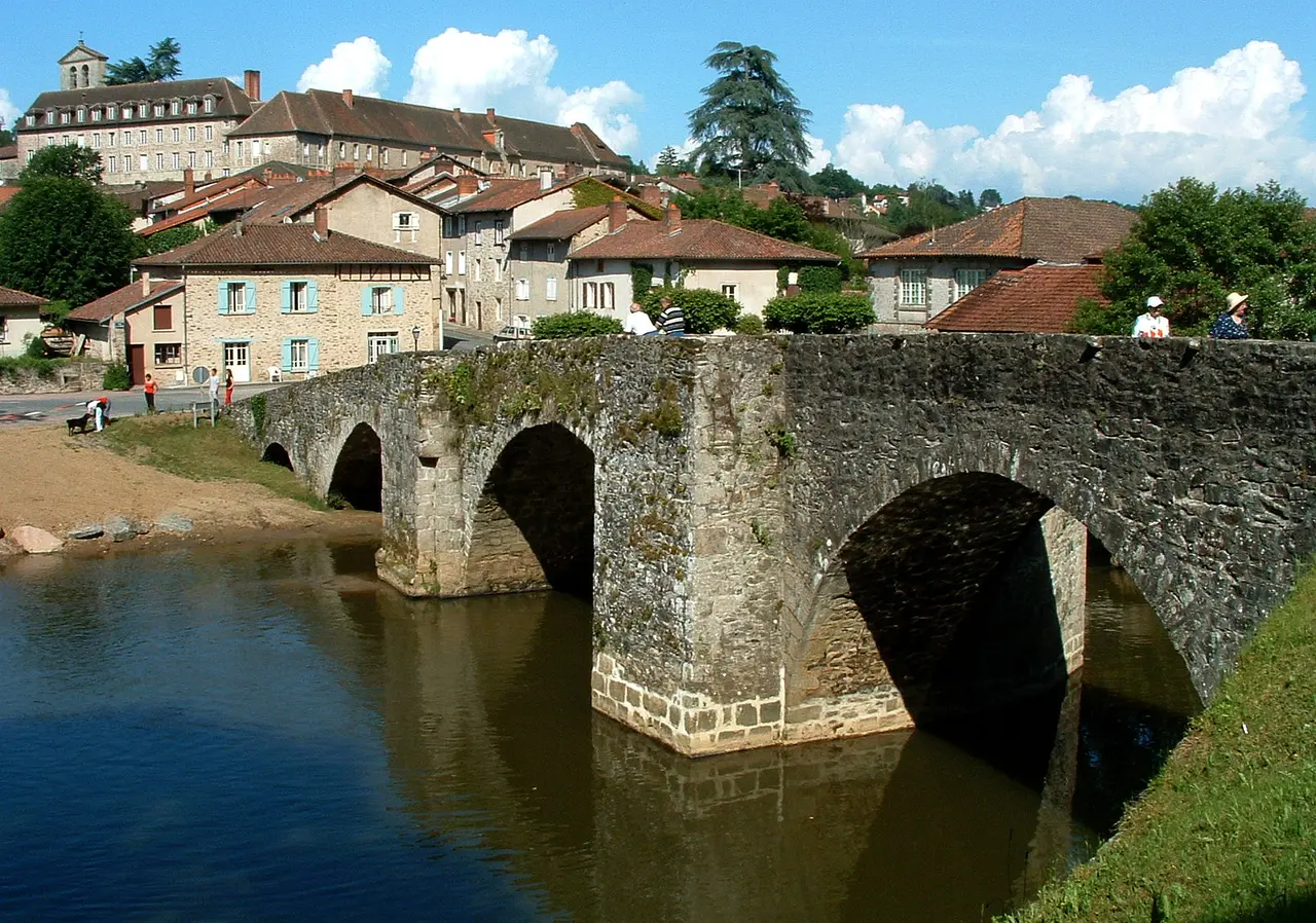 Solignac - Pont roman - Côté aval et abbaye