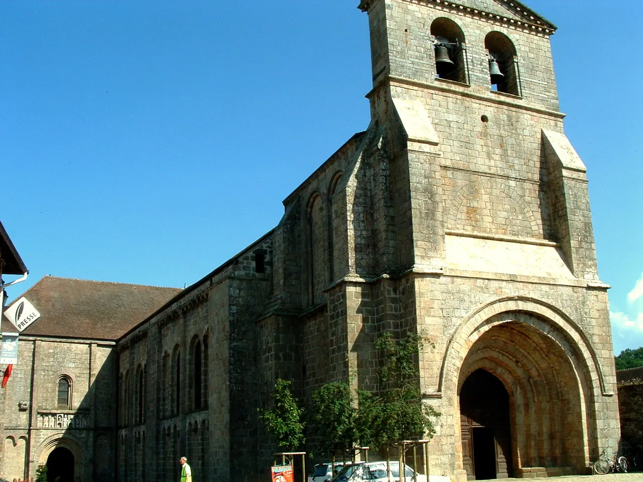 Solignac - Eglise abbatiale - Extérieur avec façade occidentale