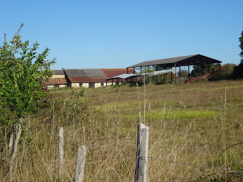 Ferme et hangar agricole, Les Charbonnières, entre Tercé et Valdivienne, Vienne