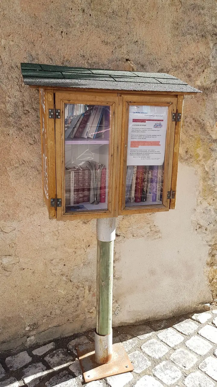 Usson-du-Poitou - place du Marché - boîte à livres