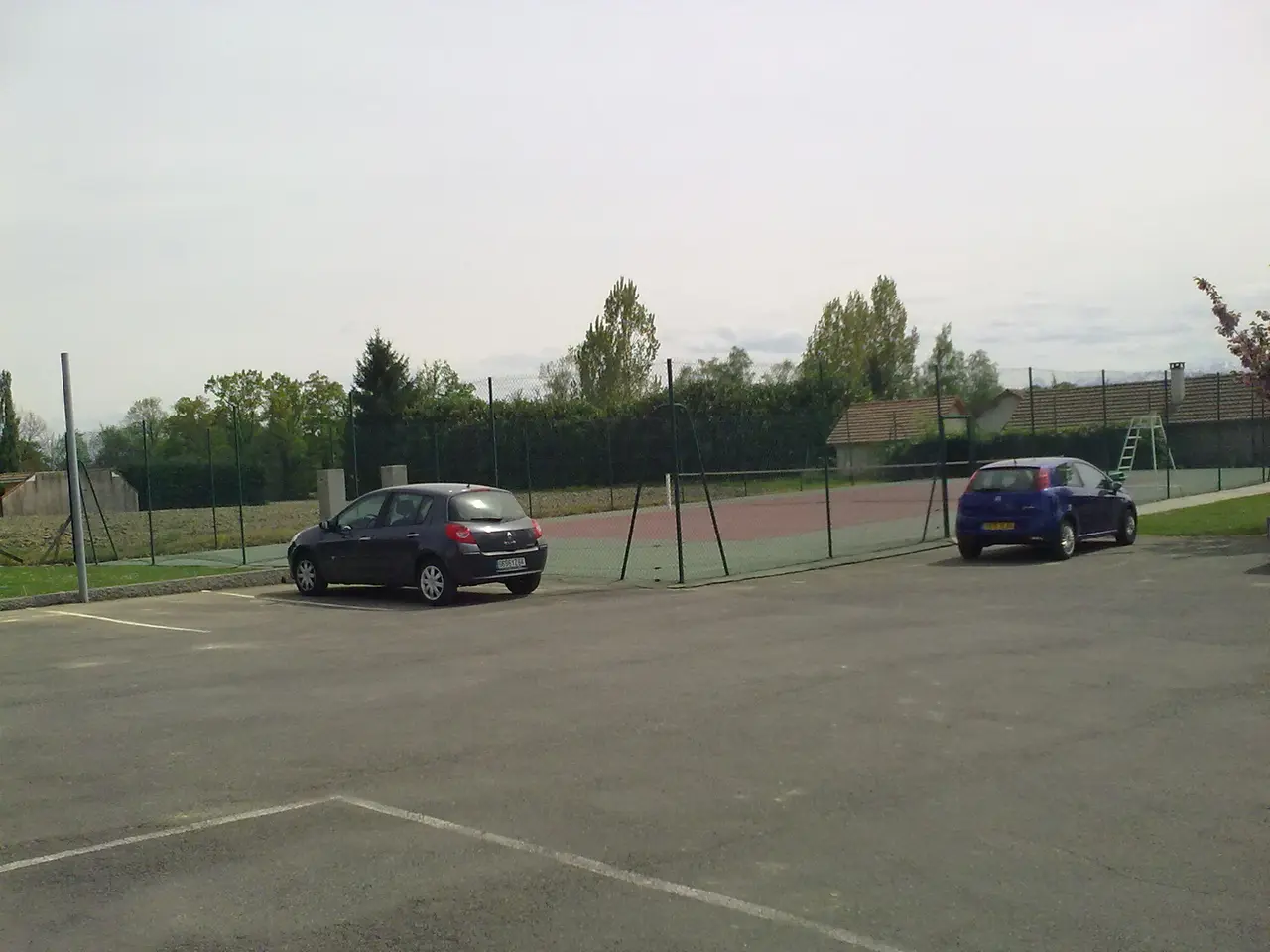 Terrain de tennis de Uzein