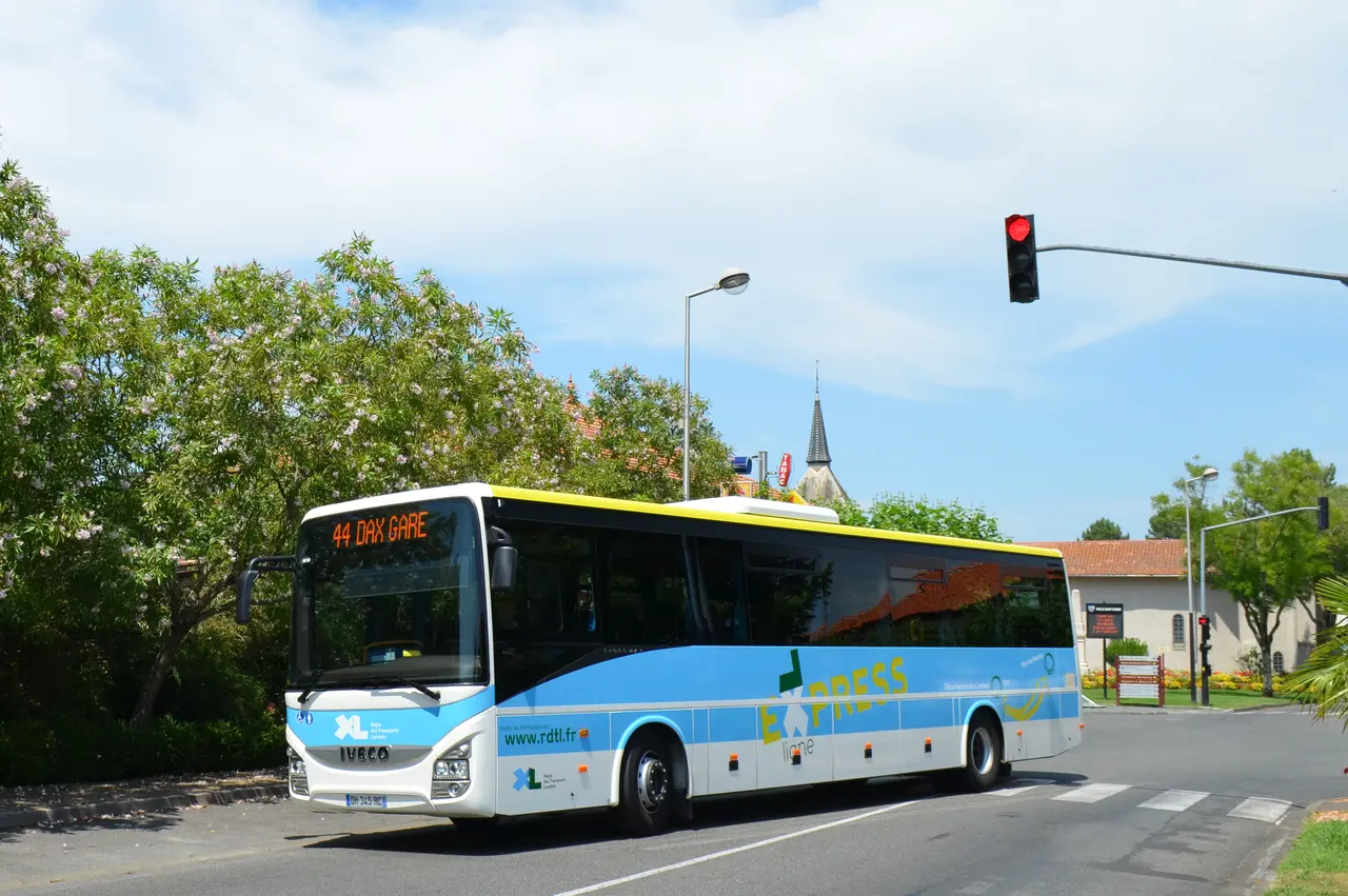 File:XL'R - Ligne 44 Vielle-Saint-Girons Mairie.JPG
