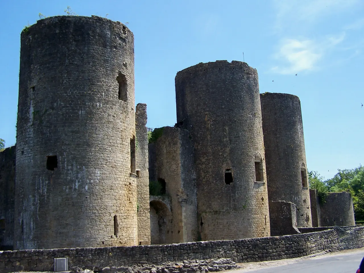Villandraut Château 01