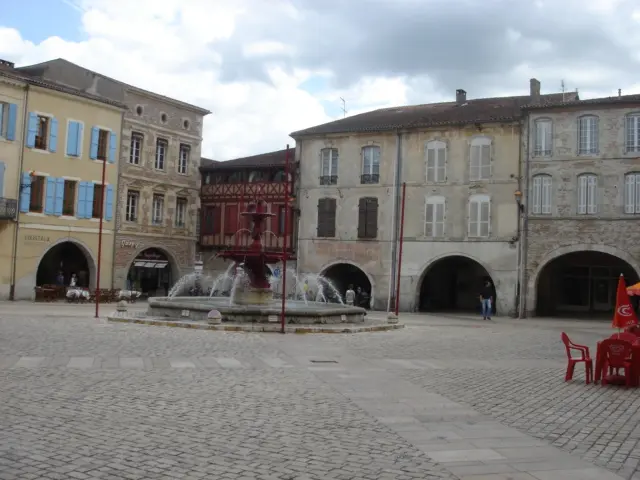 Villeneuve sur lot place et fontaine