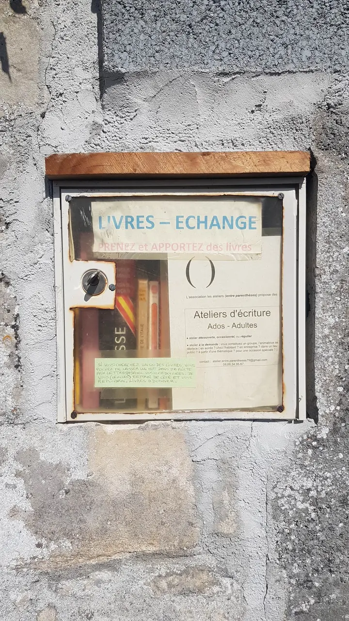 Villiers-en-Plaine - Rue des Tilleuls - boîte à livres