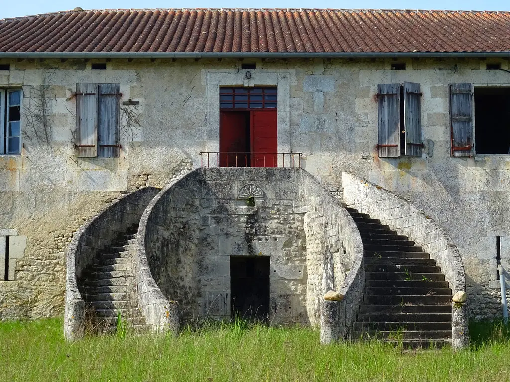 Maison avec double escalier tournant, à Rodas, entre Vœuil-et-Giget et Villebois-Lavalette, Charente