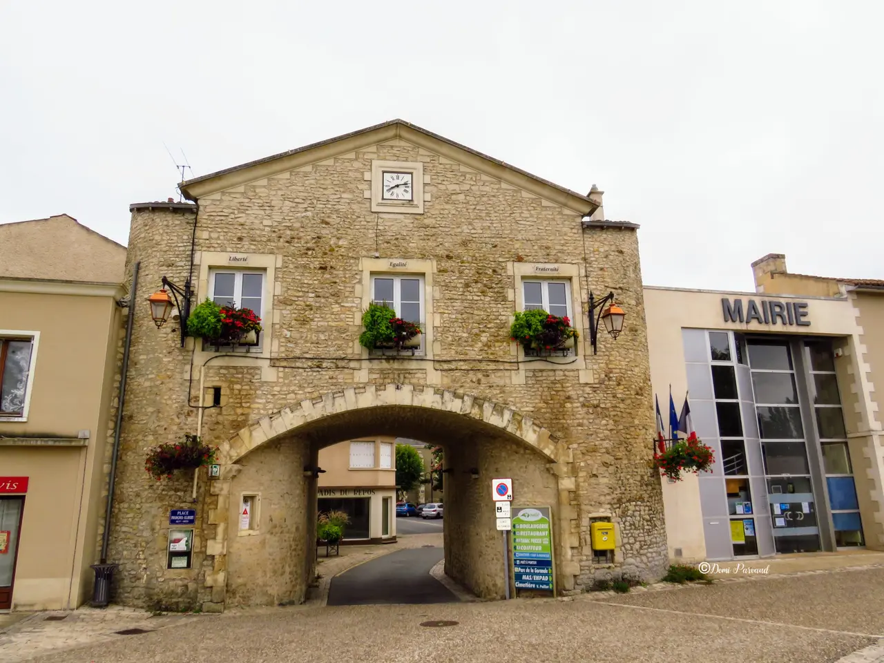 Le porche et la Mairie de Vouillé-86