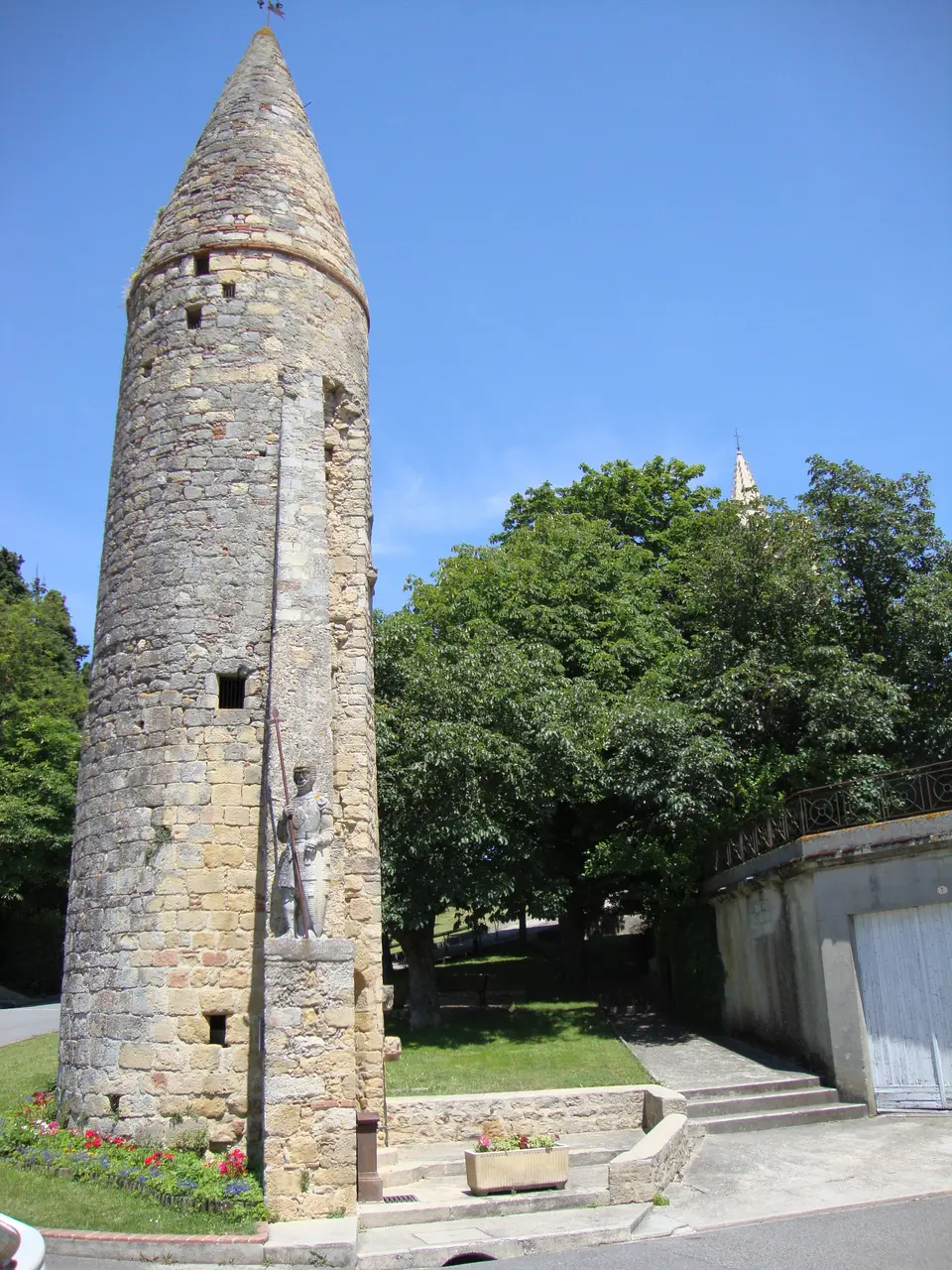 File:DSC02863 Avignonet-Lauragais (Haute-Garonne, Fr) Tour des remparts disparus.JPG