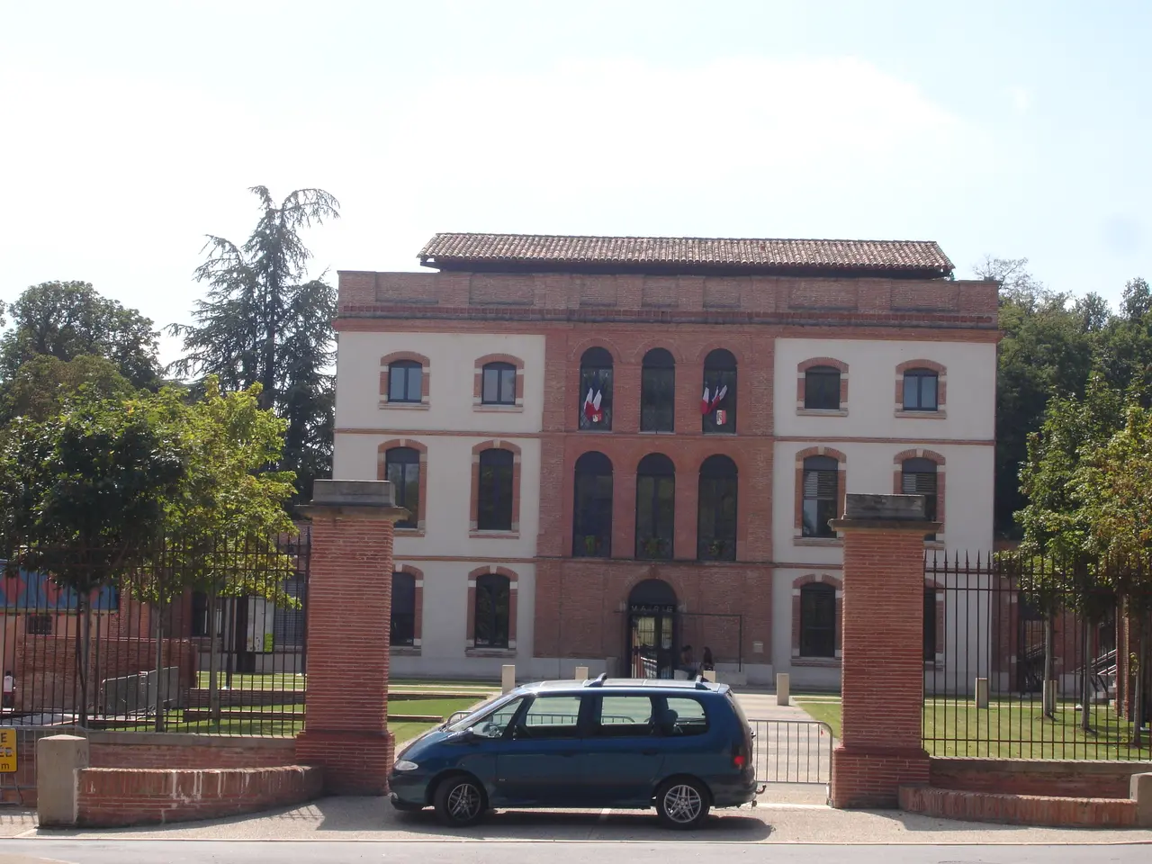File:France Haute-Garonne Ayguesvives Mairie.jpg