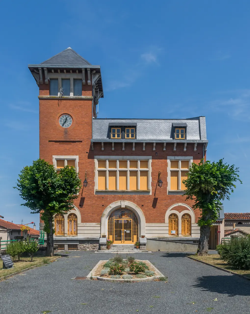 Former town hall of Blaye-les-Mines 01