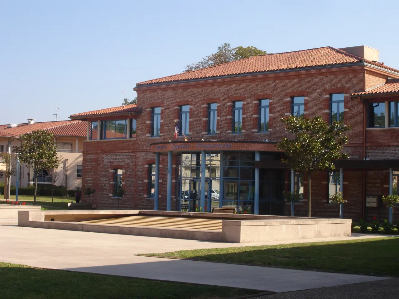 File:France Haute-Garonne Castanet-Tolosan Mairie.jpg