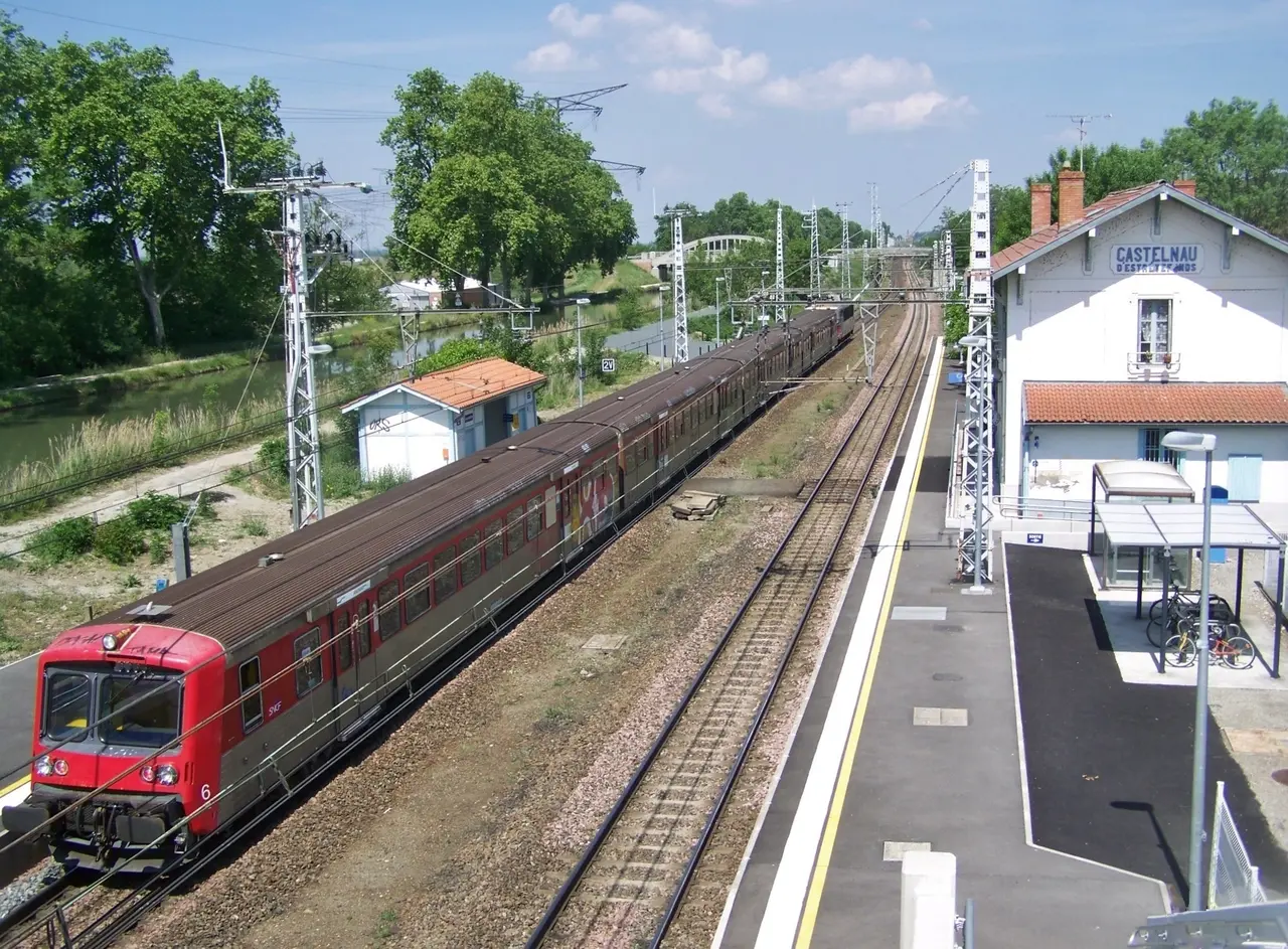 File:TER à Castelnau d'Estrétefonds (2011).jpg